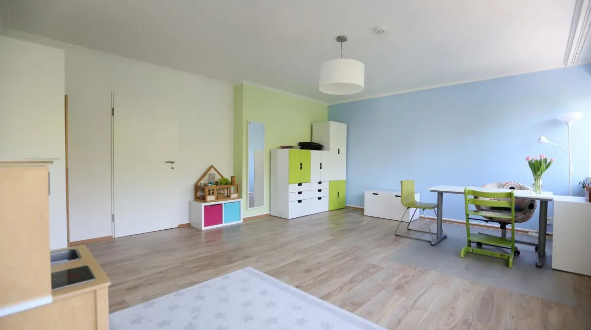 Heller Therapieraum der Praxis für Logopädie Şimşek in Duisburg mit kindgerechtem Tisch, Stühlen und Spielbereich